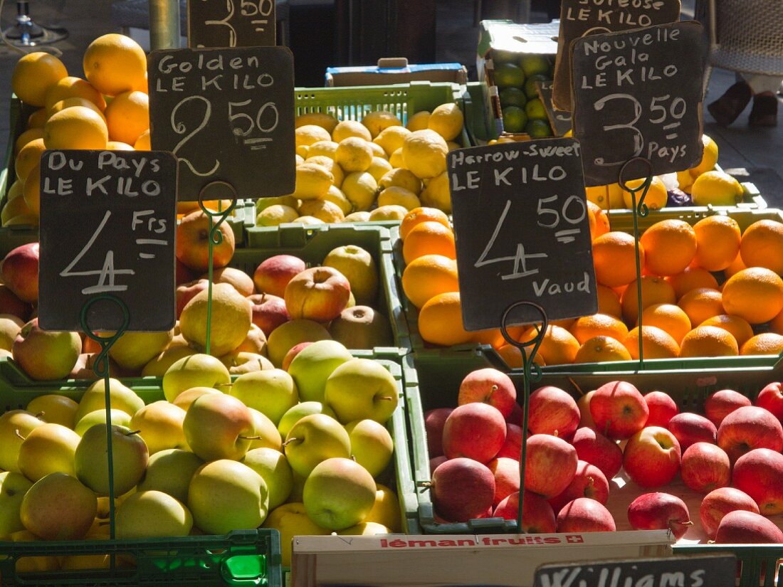 Verschiedene Früchte in der Auslage auf einem Markt, Genf, Schweiz
