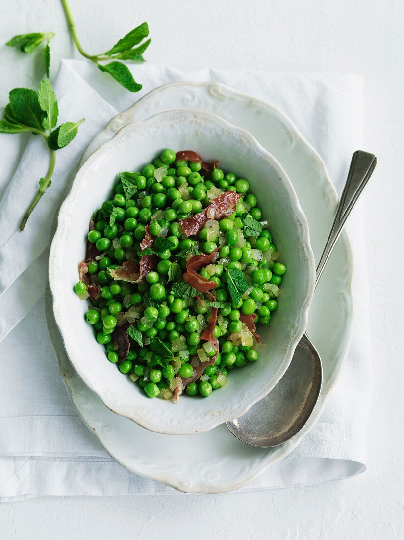 Peas with mint leaves and ham