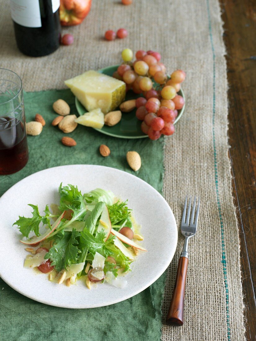 Grüner Salat mit Manchego, Mandeln und Trauben