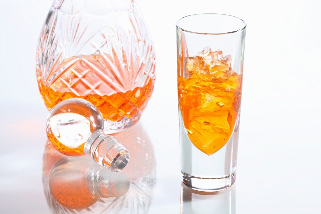Orangenlikör in Glas und in der Karaffe
