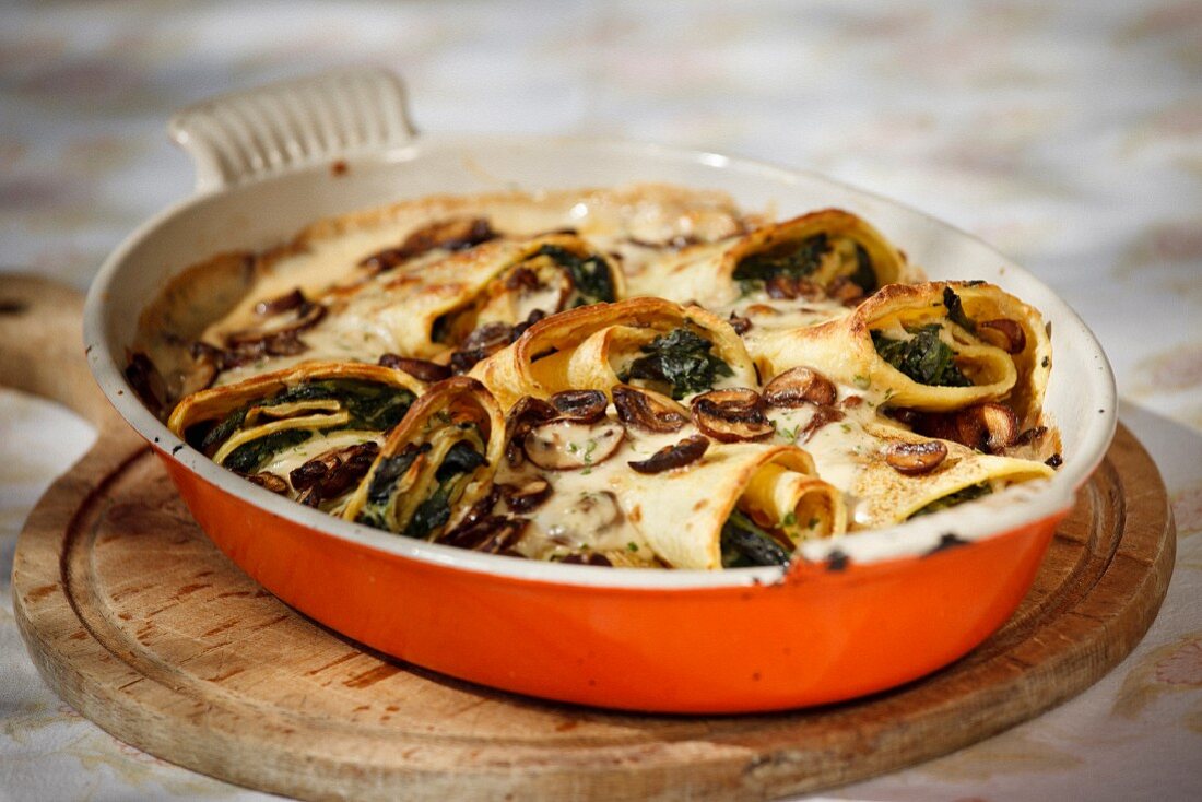 Crespelle au gratin with spinach and mushroom filling