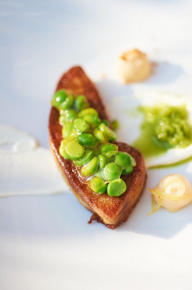 Duck liver with pea sauce