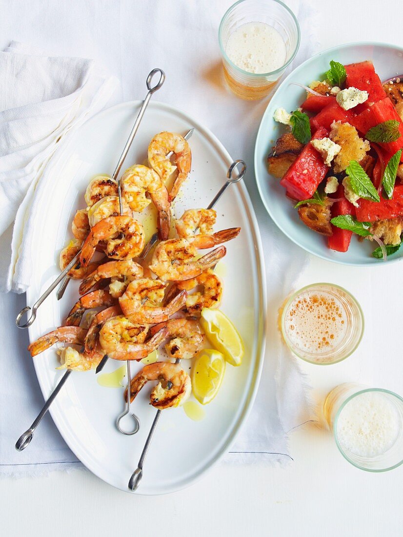 Garnelenspiesse und Wassermelonen-Brot-Salat mit Feta