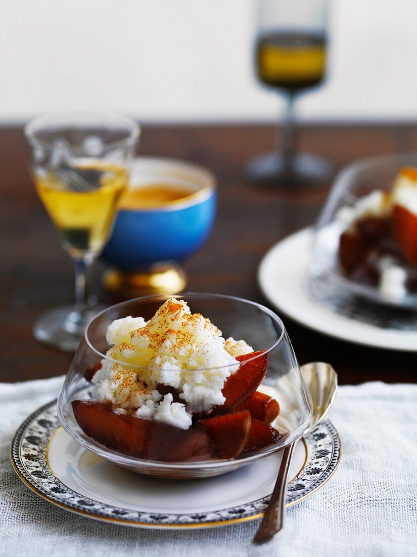 Leche Merengada (Milchsorbet mit Zimt, Spanien) auf Pflaumen