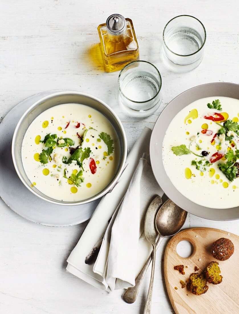 Pikante Joghurtsuppe und Kichererbsenklösschen