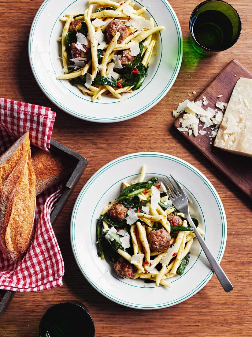 Strozzapreti mit Hackbällchen und Zichorien