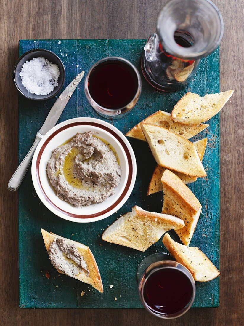 Crostini con crema di fegatini (toasted bread topped with liver paste)