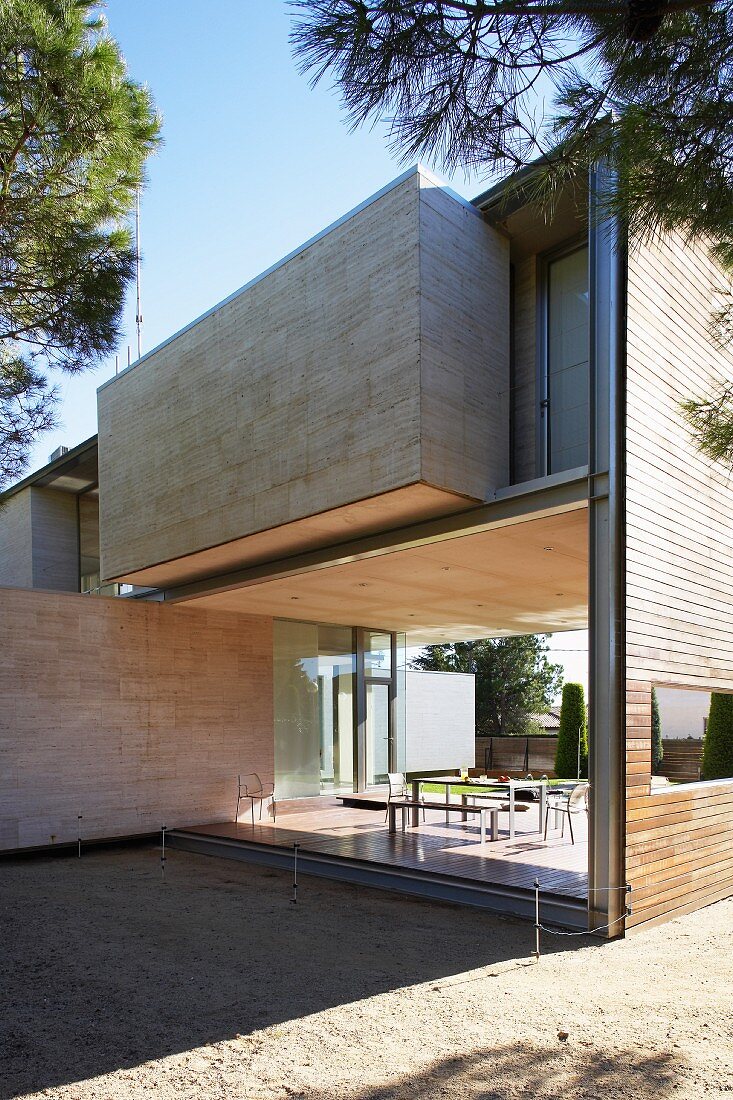 Zeitgenössische mediterrane Architektur mit Terrassenplatz auf offener Veranda und erkerartigem Anbau im Obergeschoss