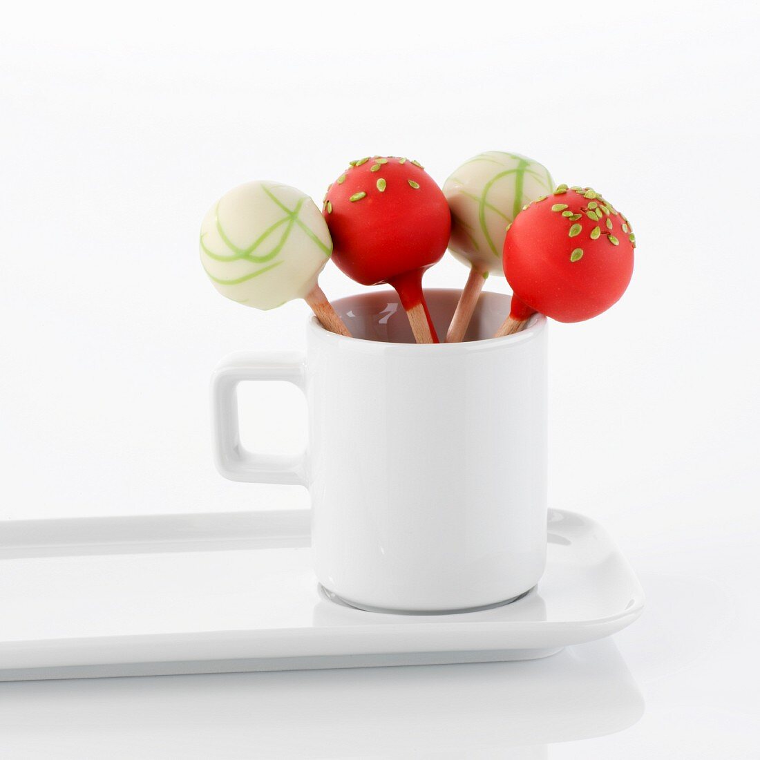 Verschiedene Cake Pops in einer Tasse