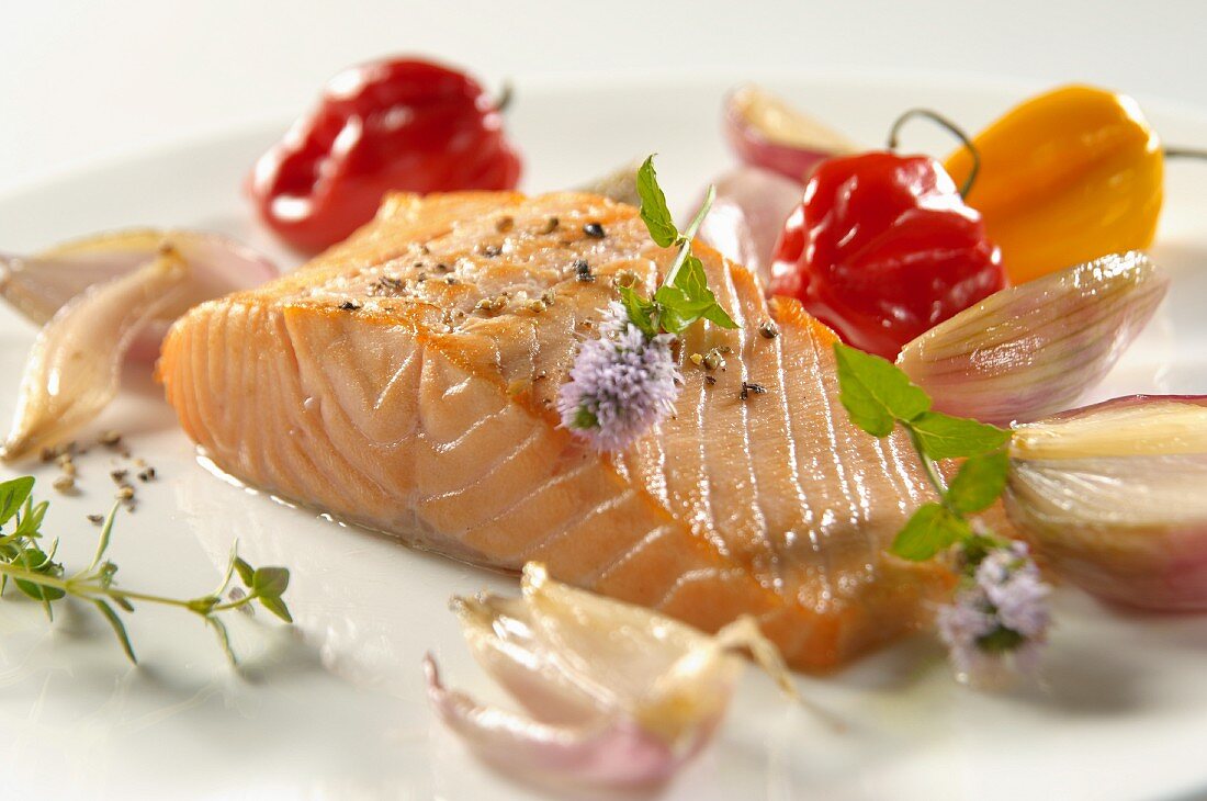 Salmon fillet with pepper, shallots, mini peppers, mint leaves and thyme