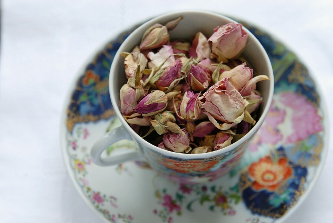 Getrocknete Rosenblüten in englischer Teetasse