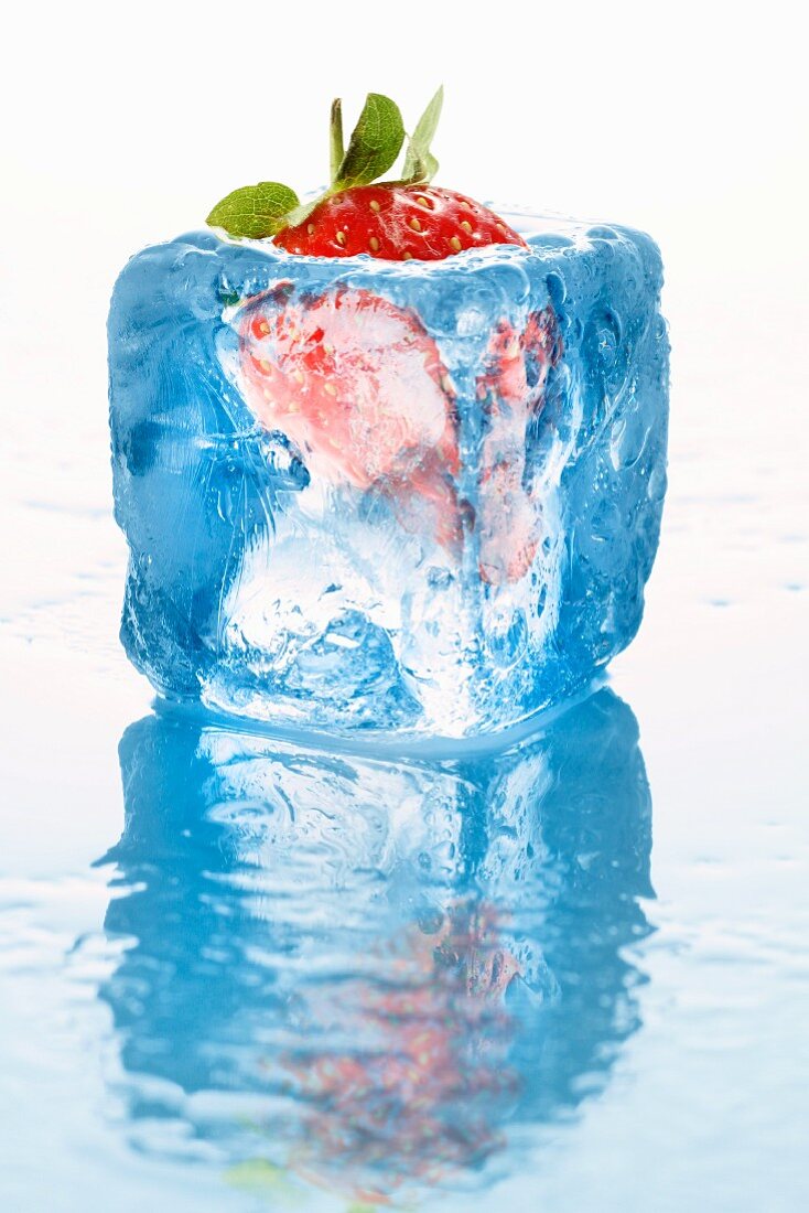 Erdbeere im blauen Eisblock