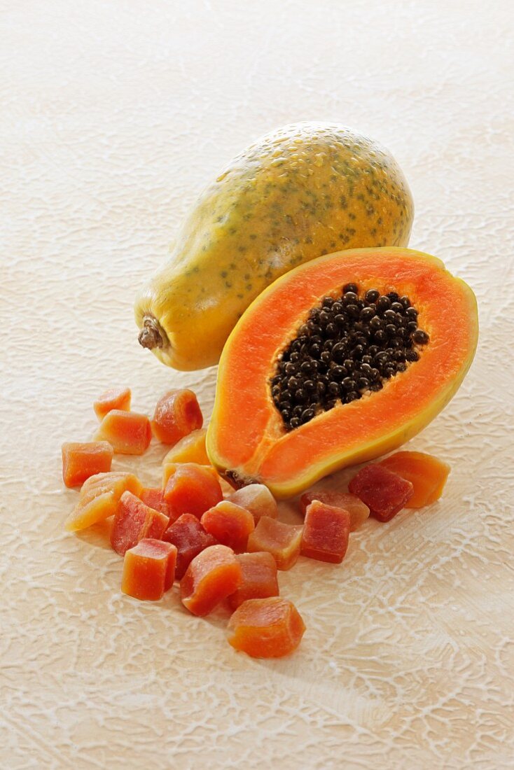 Papaya, frisch und getrocknet