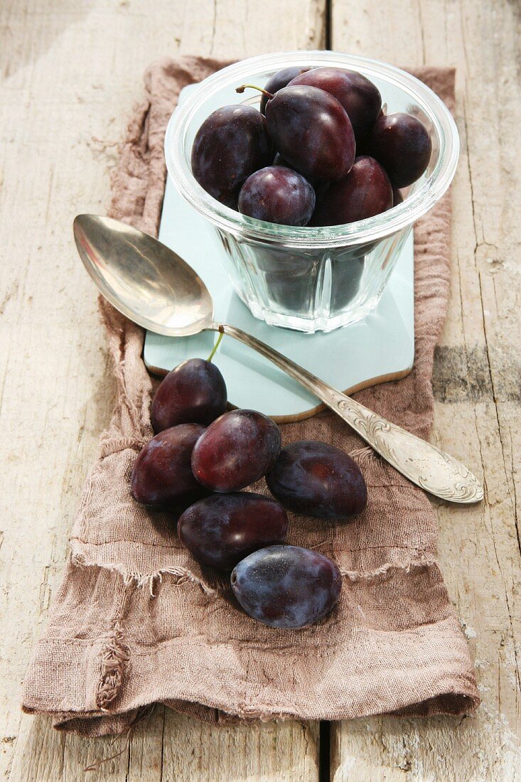 Frische Pflaumen, Einmachglas und Löffel