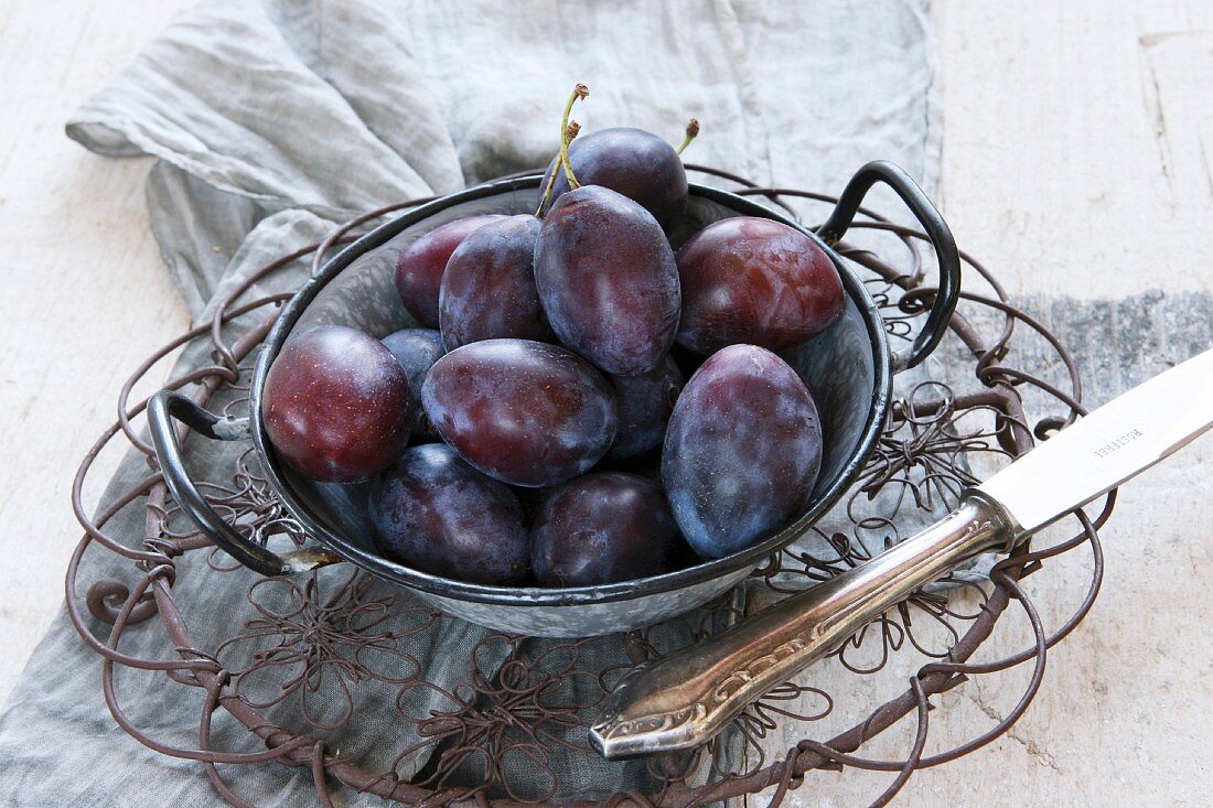 Plums in a old-fashioned bowl
