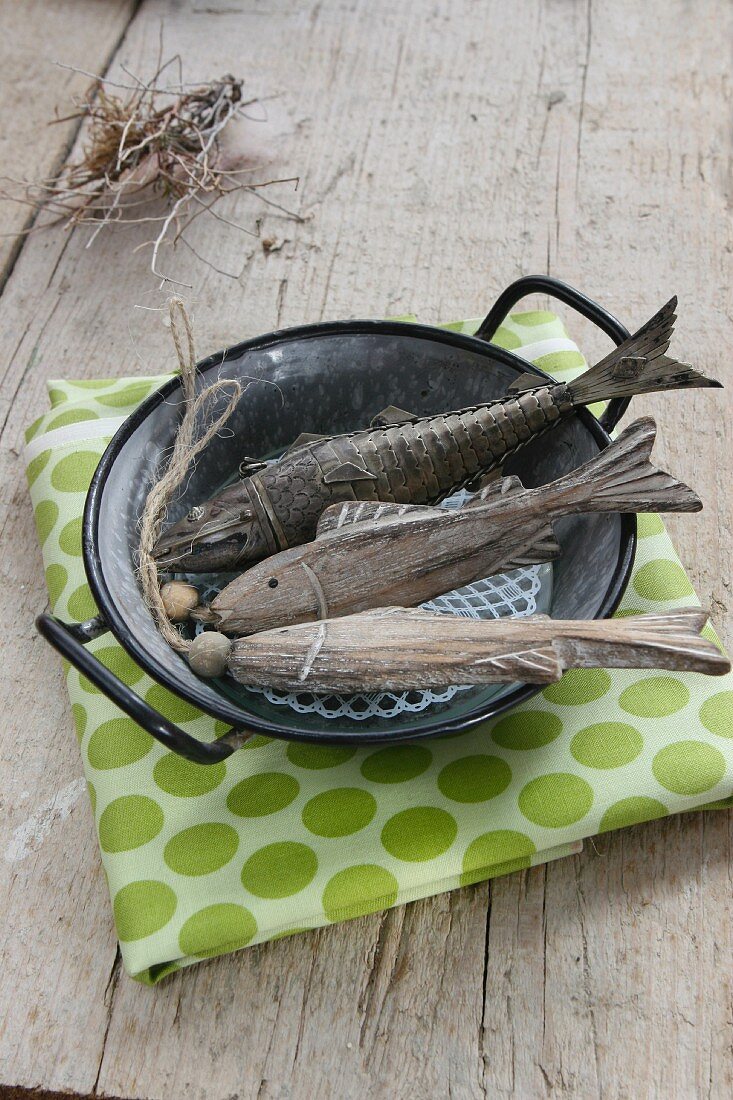 Fish ornaments in enamel pot