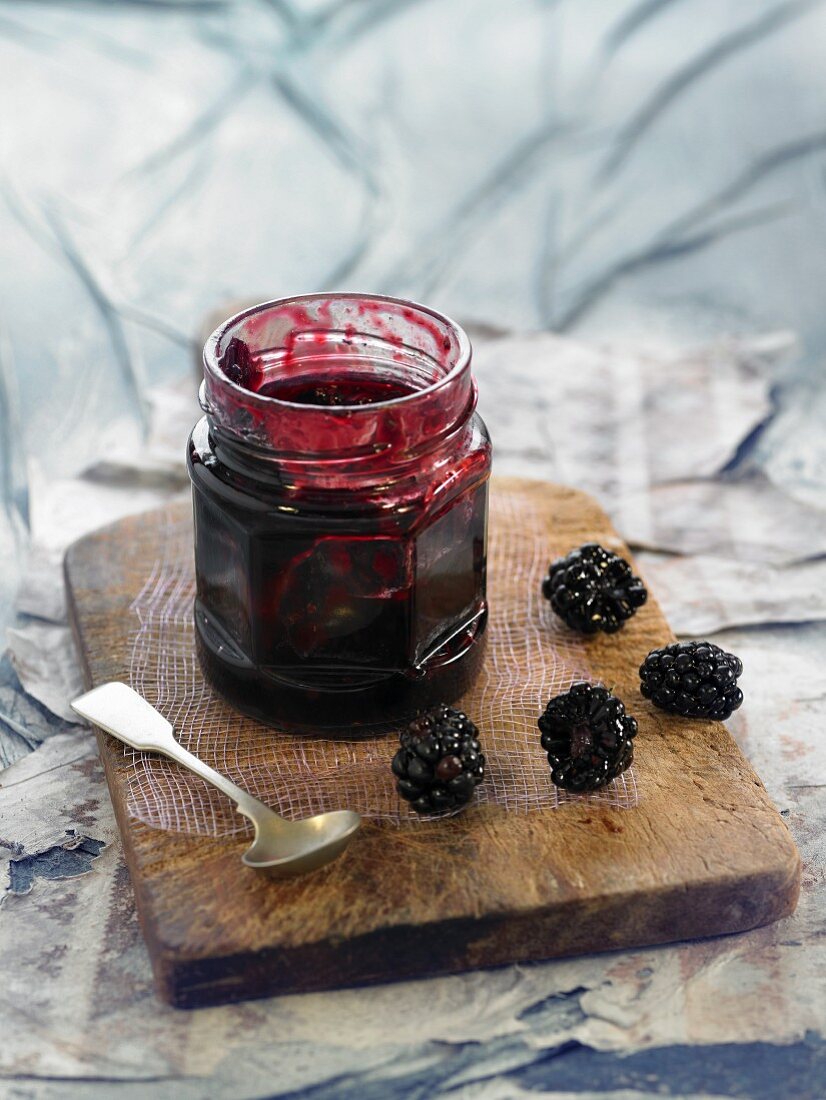 Apfel-Brombeer-Marmelade in einem Marmeladenglas