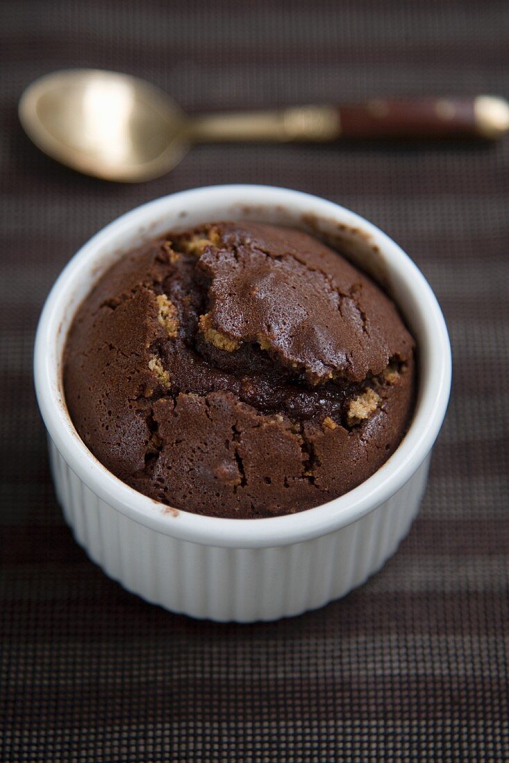 Gebackener Schokoladen-Amaretti-Pudding in Förmchen