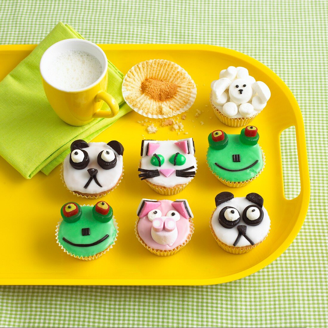 Lustige Cupcakes mit Tiergesichtern auf Tablett