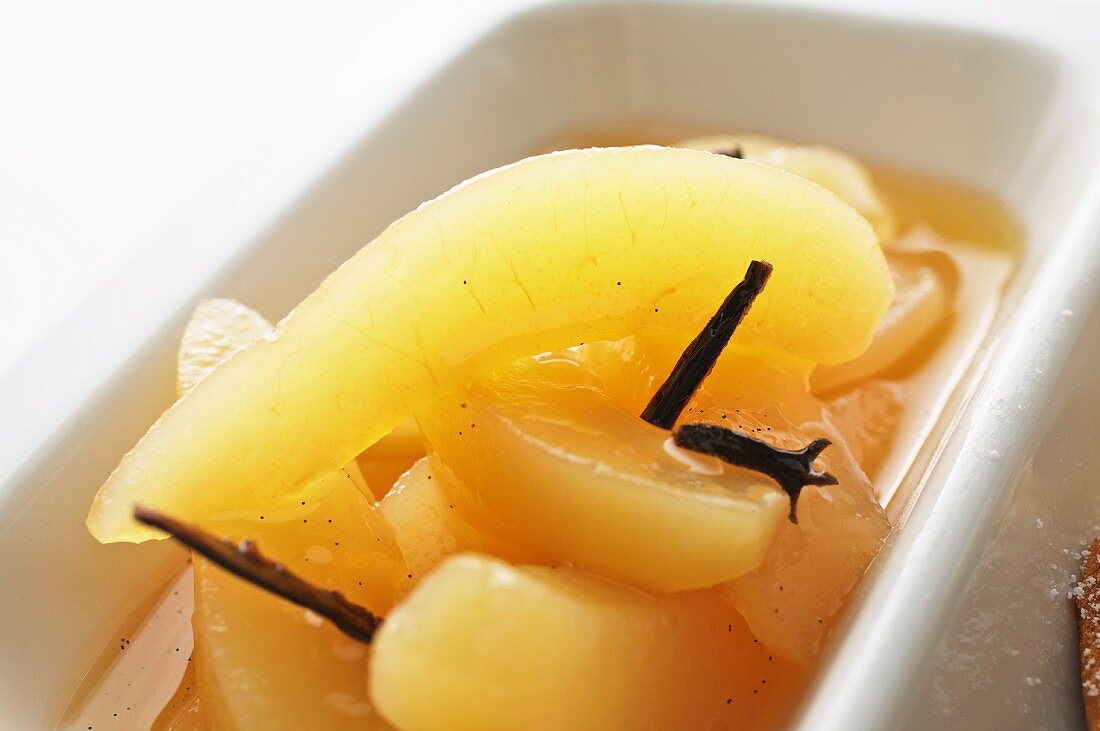 Pear compote with cloves