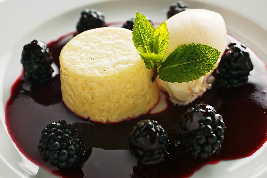 Vanilla cream with vanilla ice cream and blackberries
