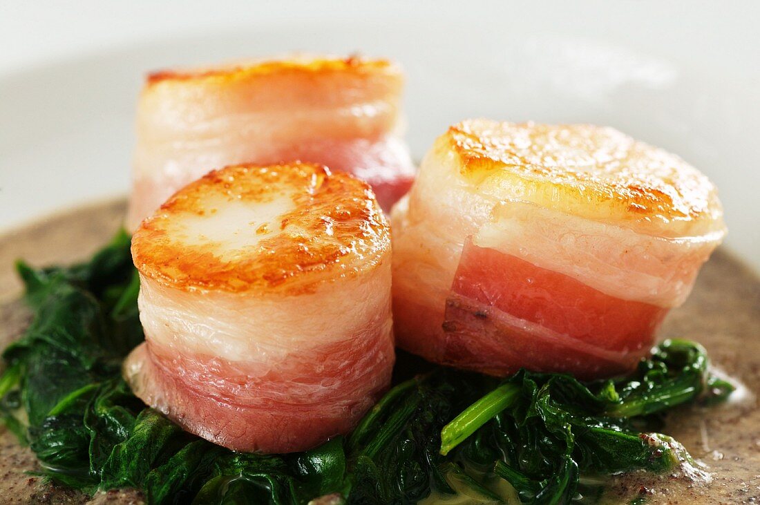 Scallops with bacon in poppyseed sauce