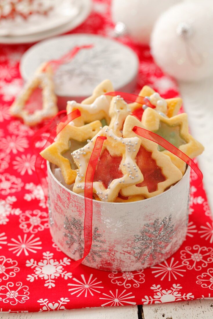 Weihnachtsplätzchen mit Zuckerfenstern