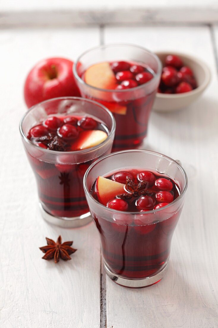 Glühwein mit Apfel und Cranberries