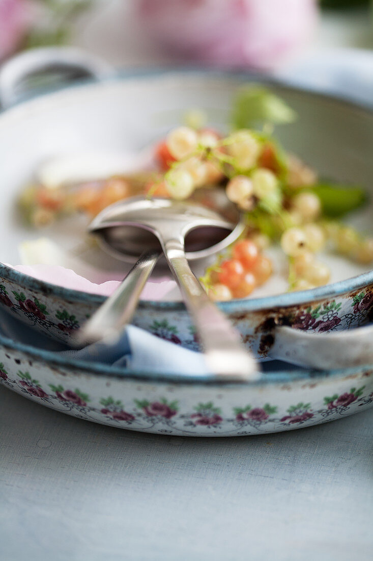 Cutlery with currants