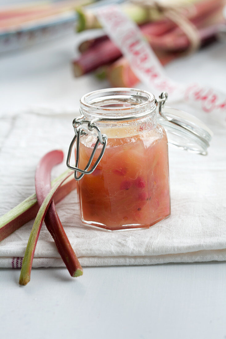 Rhabarbermarmelade in einem Einmachglas