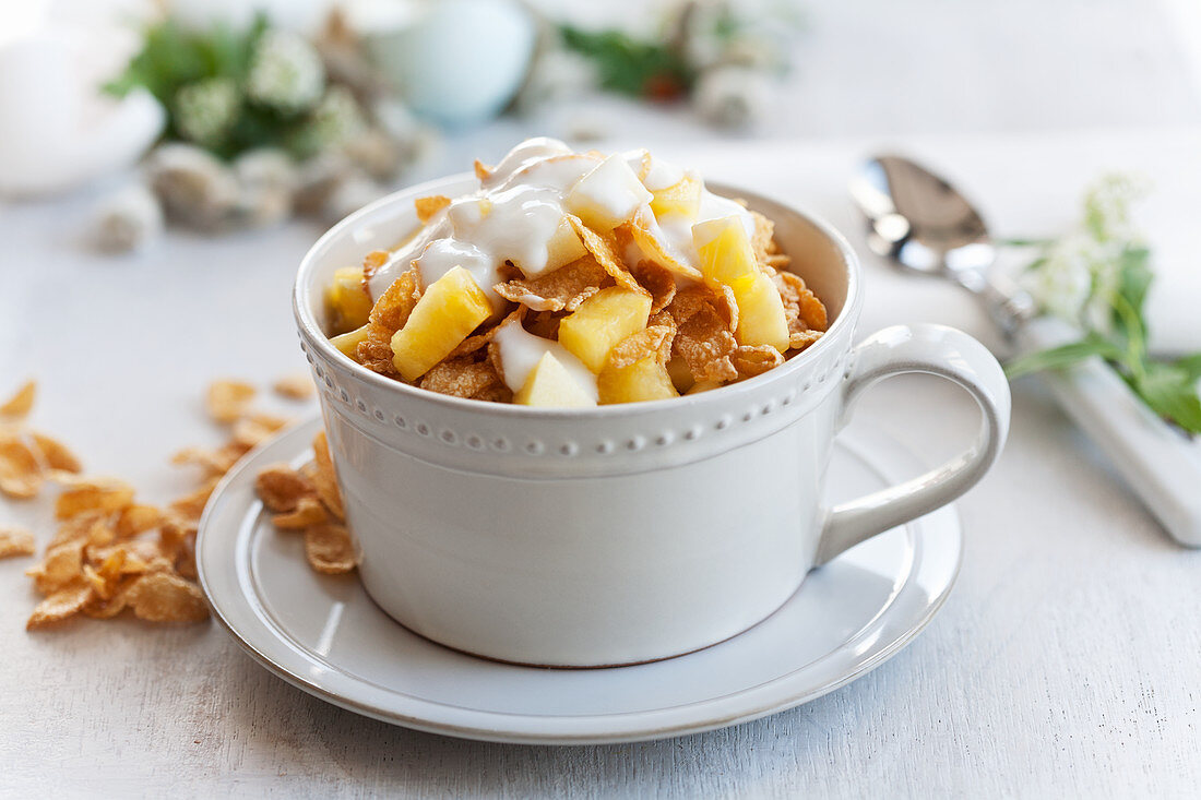 Cornflakes mit Früchten und Naturjoghurt