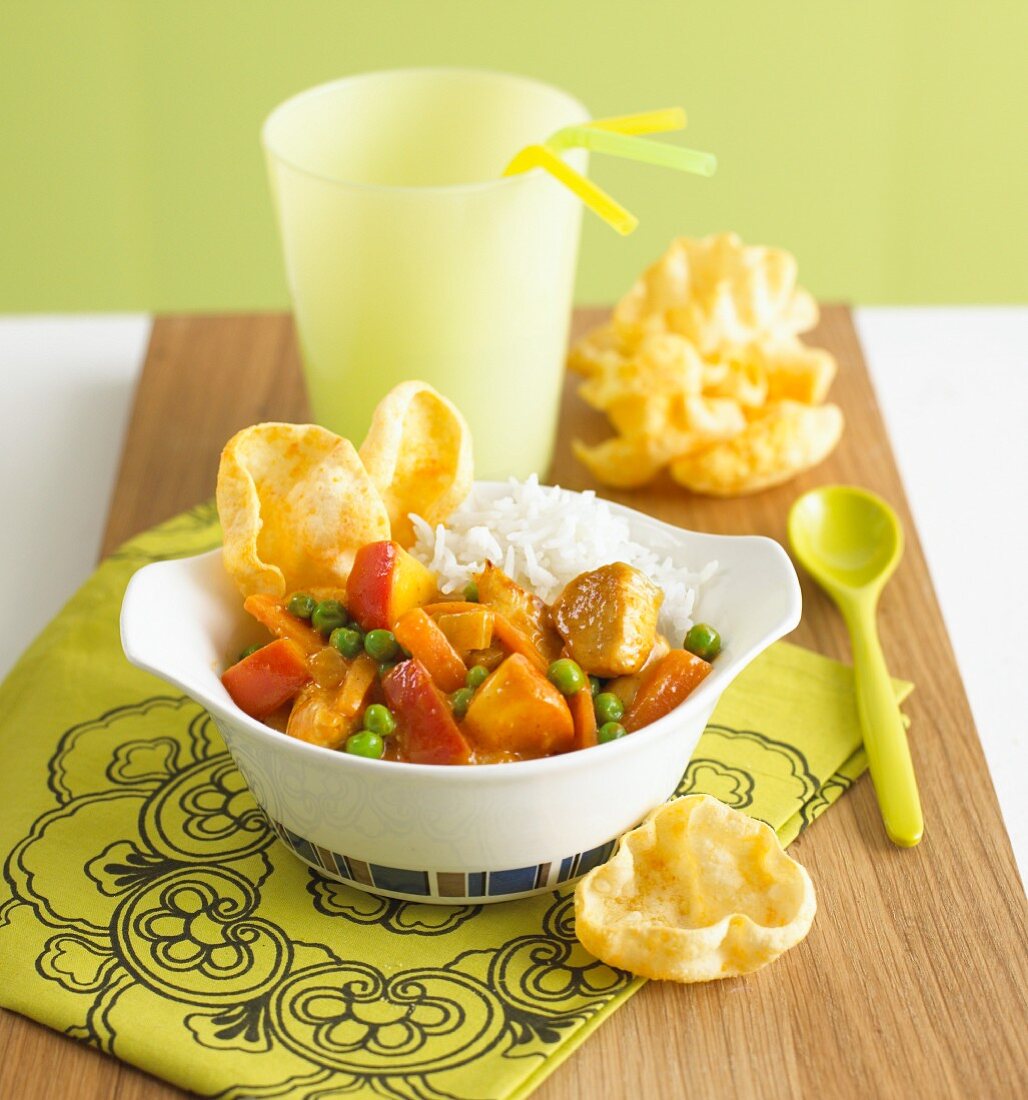 Hähnchen-Apfel-Curry mit Reis und Chips