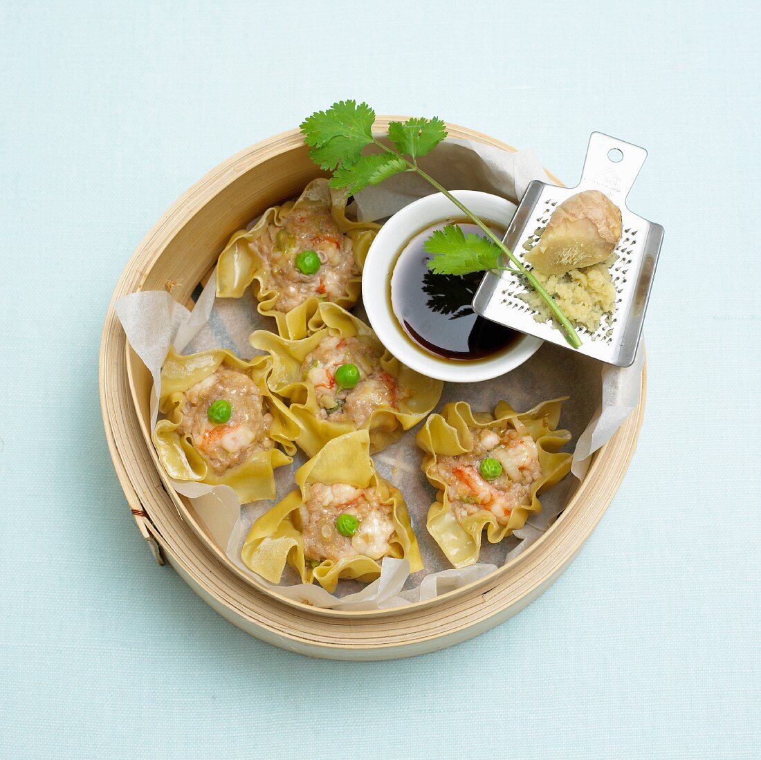 Ravioli filled with chicken, prawns, soy sauce and ginger (Asia)