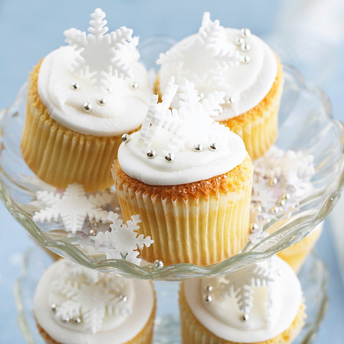 Weihnachts-Cupcakes auf Etagere