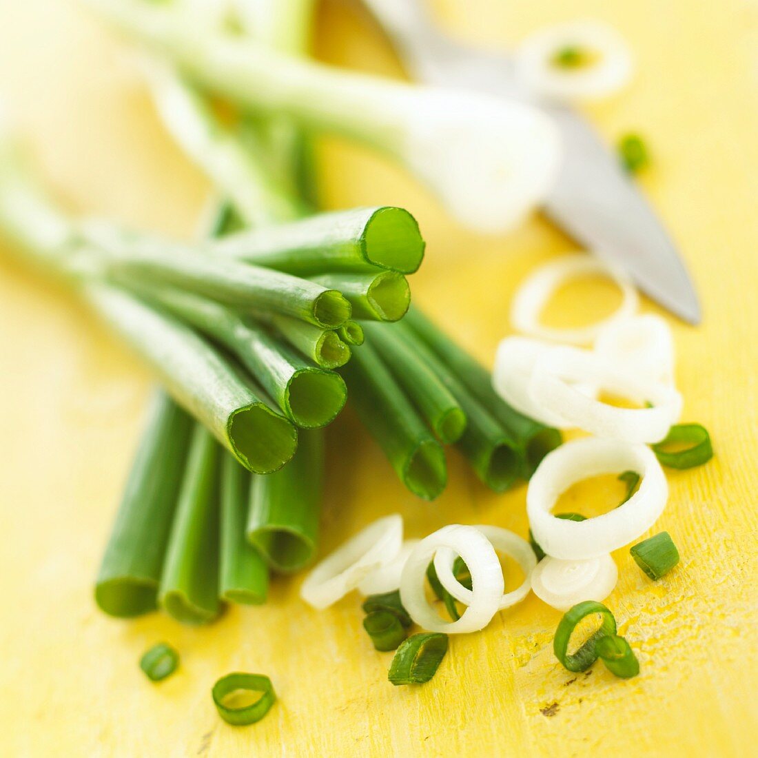 Sliced spring onions (close-up)