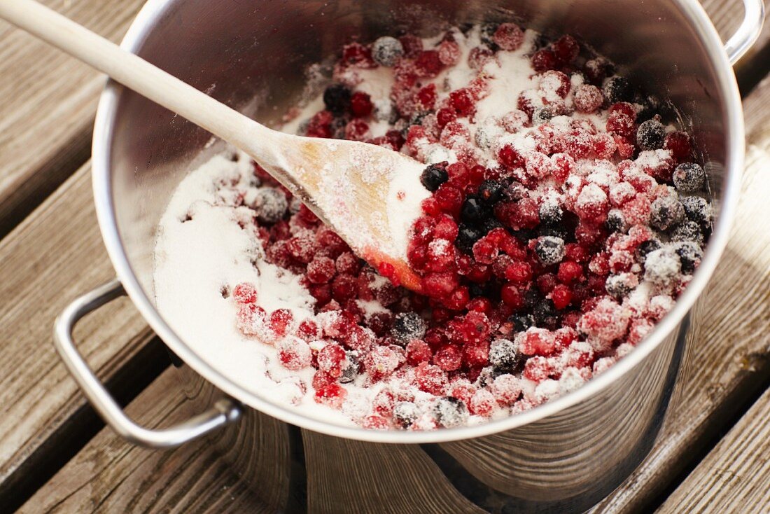 Gezuckerte Johannisbeeren im Kochtopf