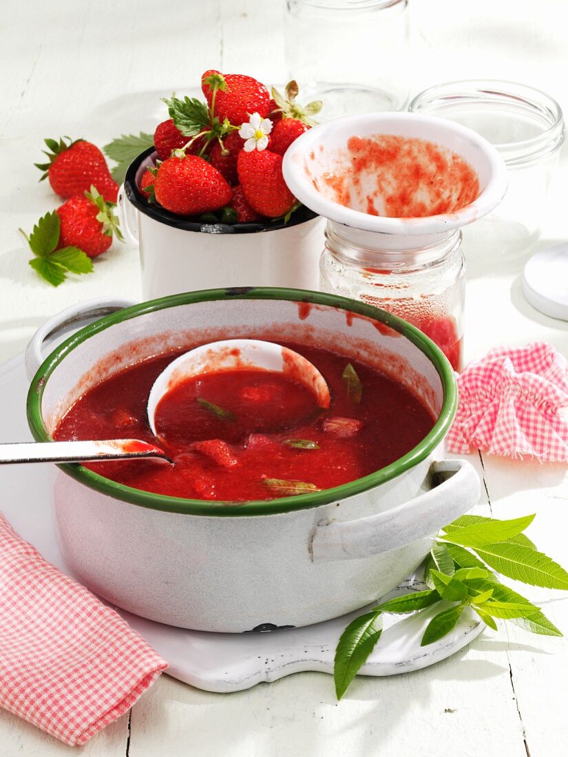 Erdbeer-Rhabarber-Marmelade mit Zitronenverbene