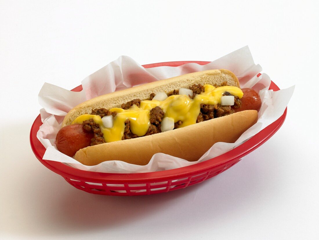 Ein Chili Cheese Dog in Plastikkörbchen