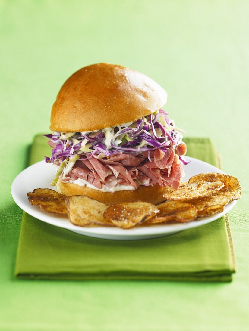 Slider Sandwich mit Schinken und Cole Slaw, Kartoffelchips