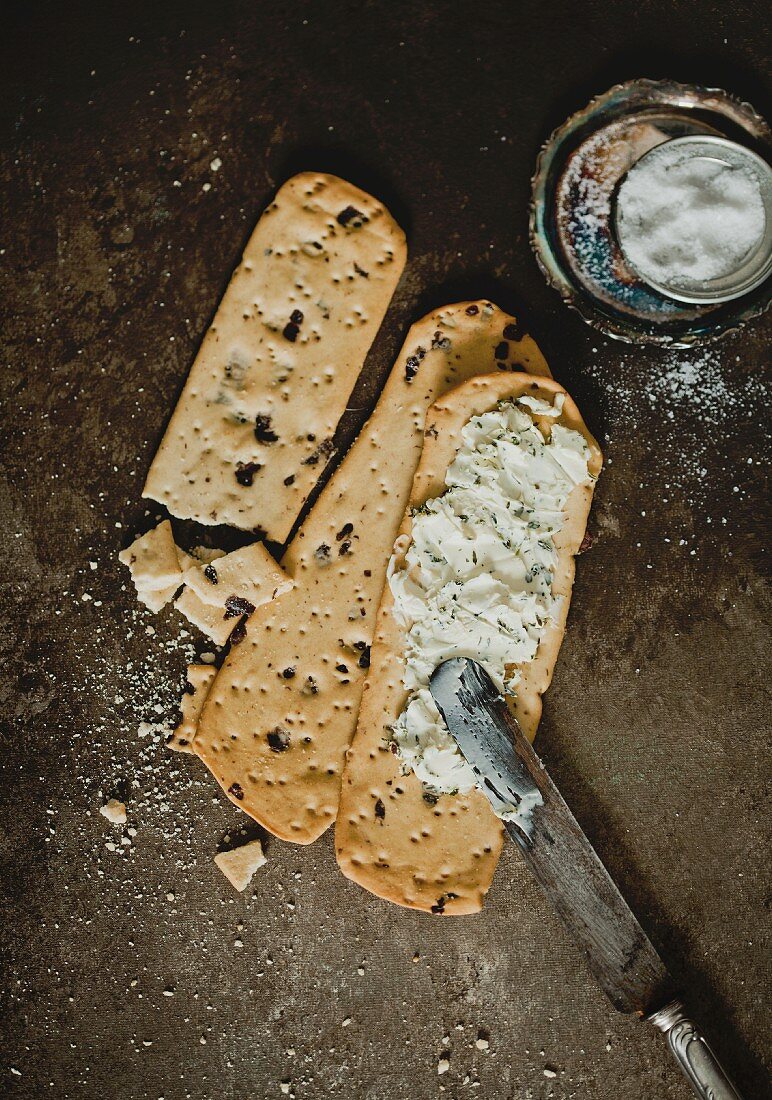 Ciappe con crema alle erbe (crackers with herb cream cheese)