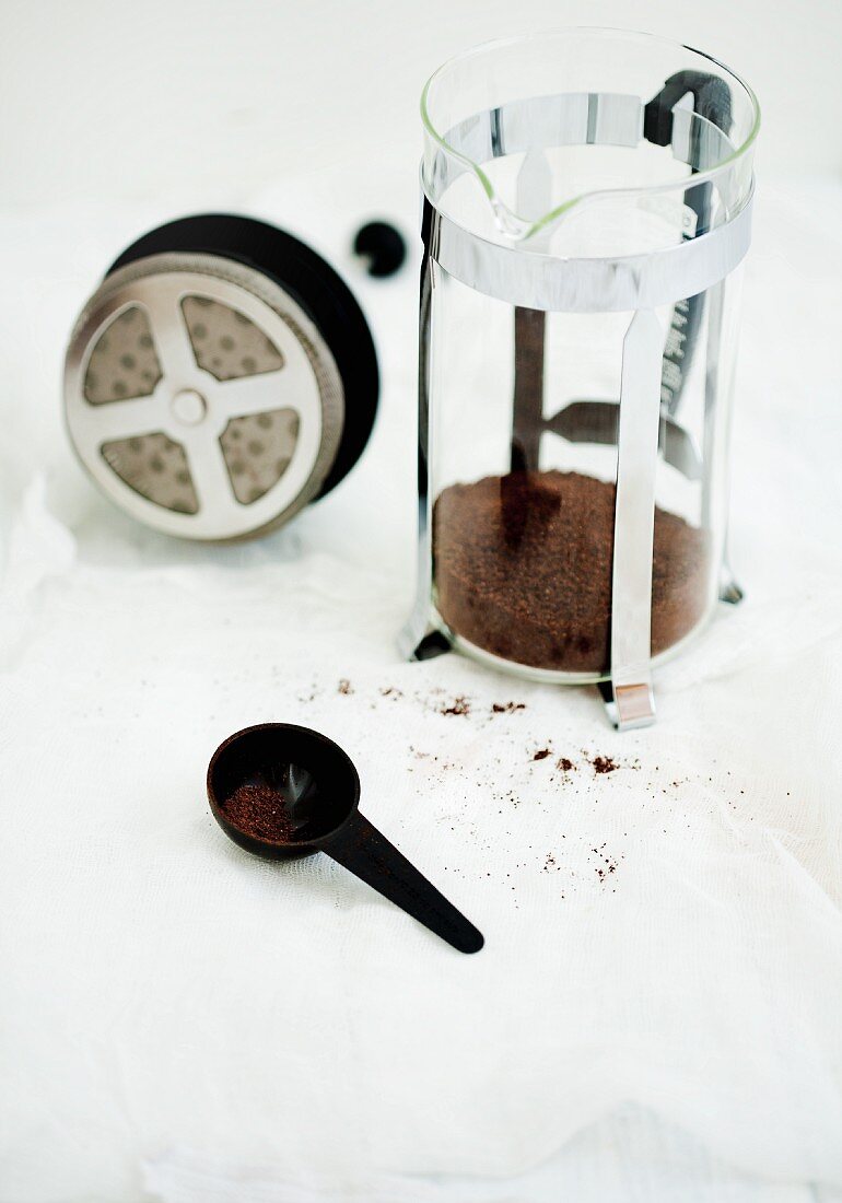 Kaffeebereiter mit Kaffeepulver