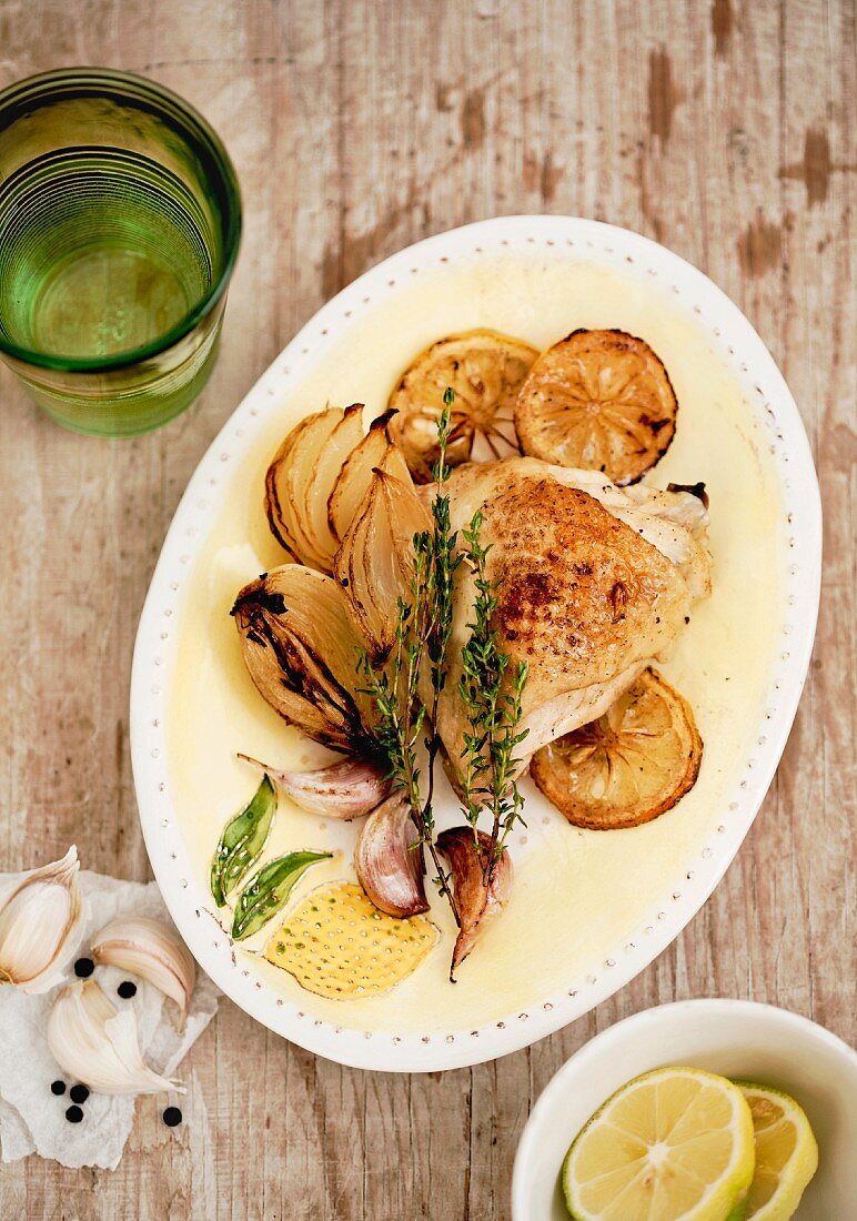 Hähnchenschenkel mit Zitrone, Knoblauch und Thymian