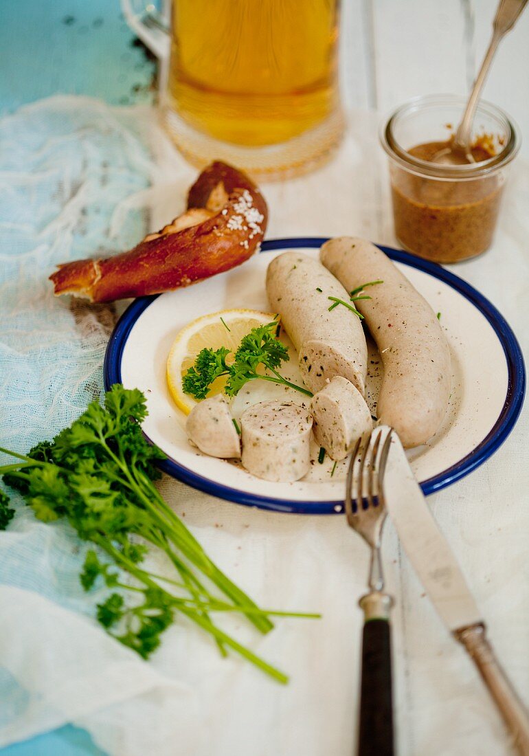 Weisswurst mit Brezel, Senf und Bier