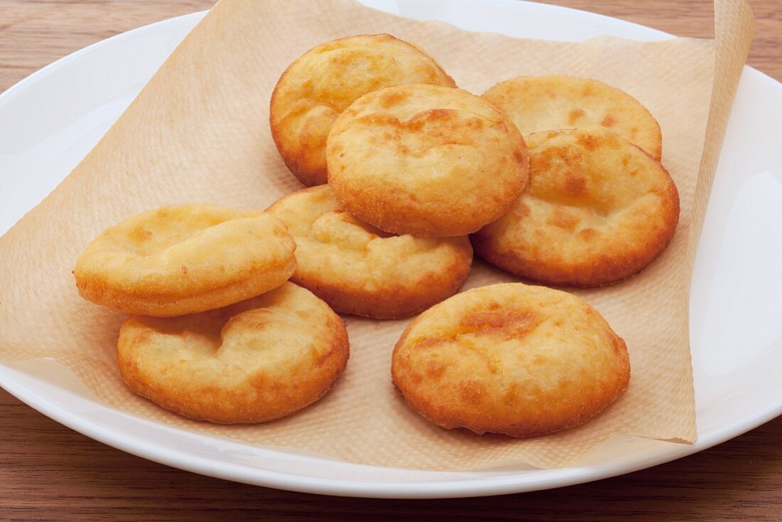 Erdäpfelblattln (Kartoffelteigplätzchen in Öl ausgebacken, Tirol)