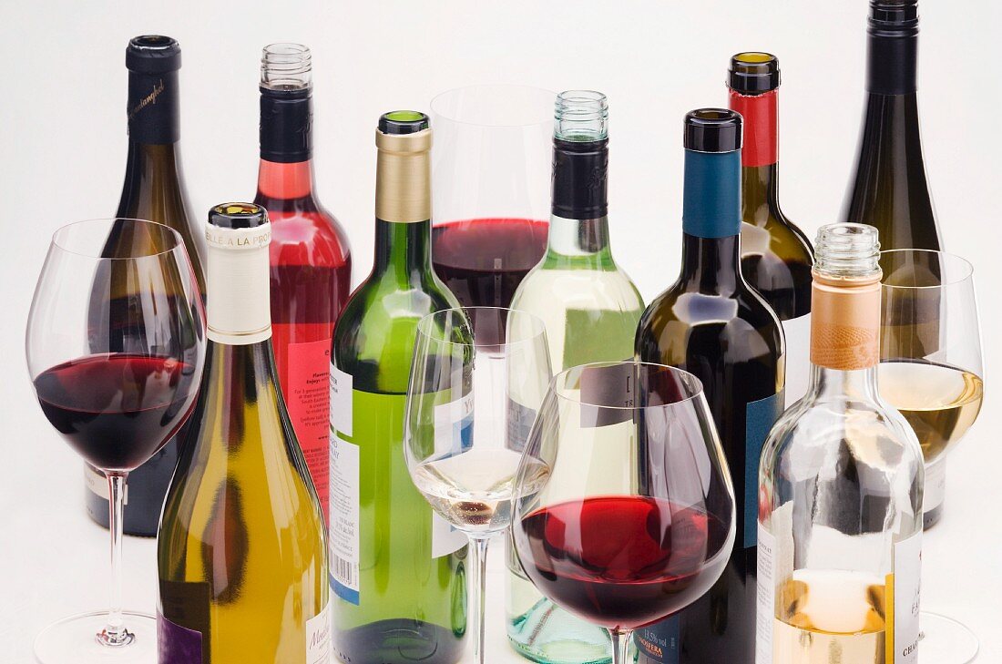 Verschiedene Weinflaschen und Weingläser