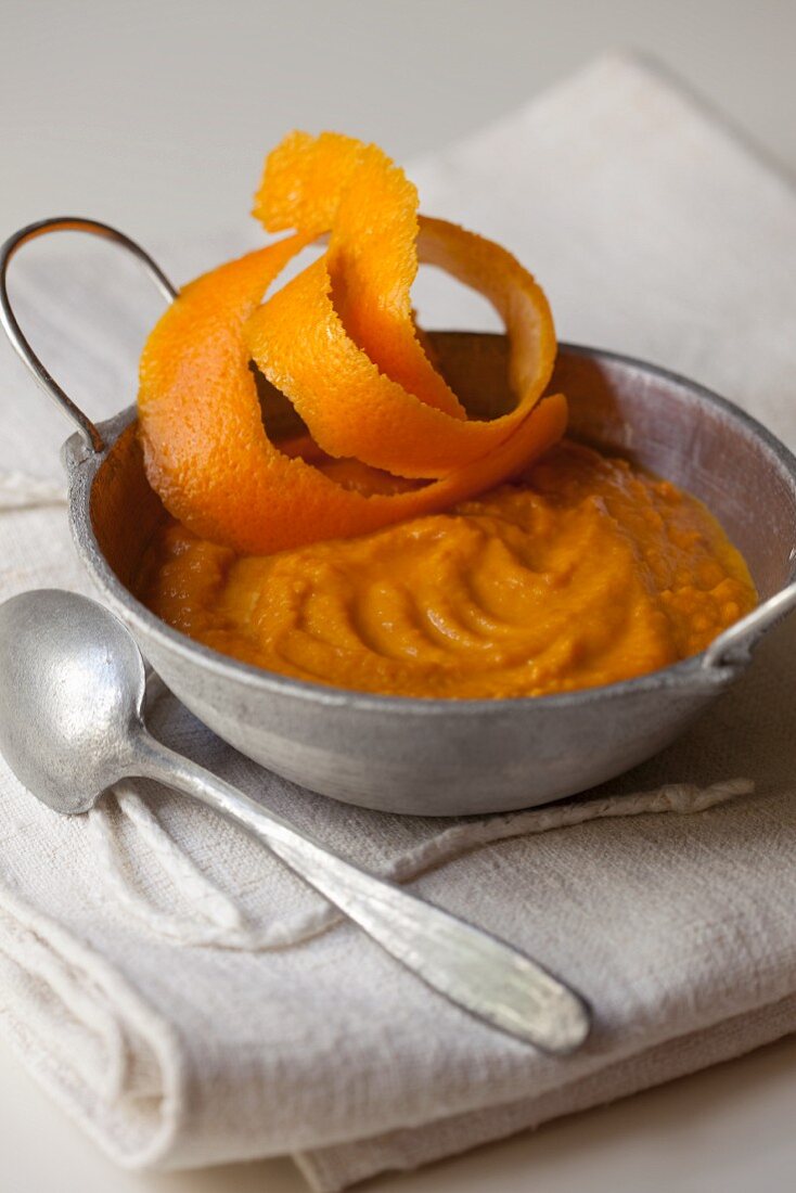 Carrot soup with oranges