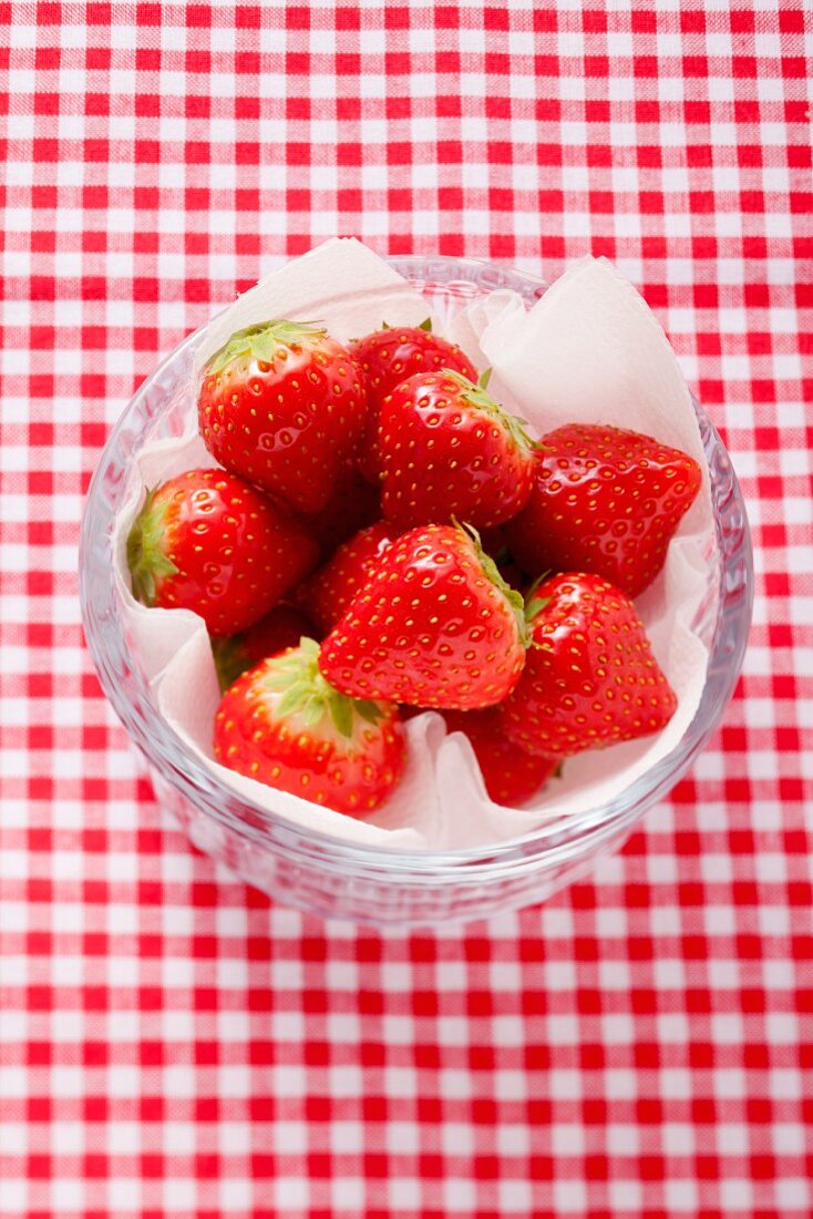 Frische Erdbeeren auf Serviette in Glaschale