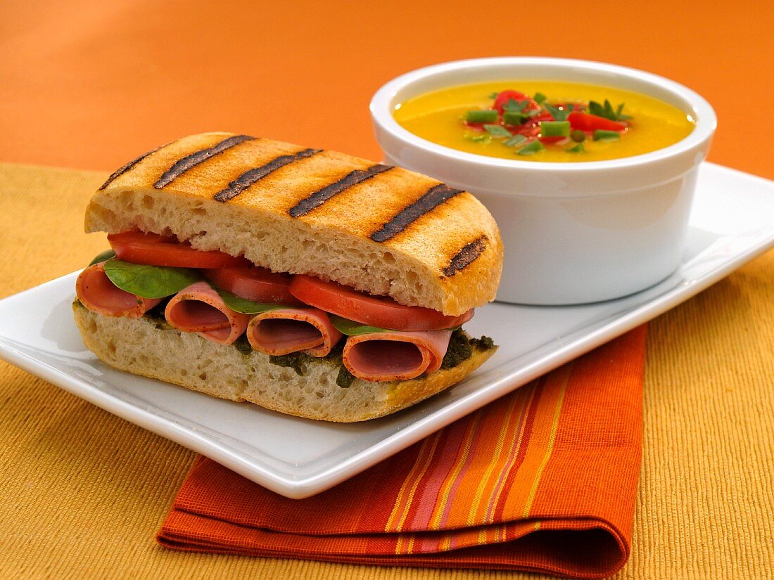 Gegrilltes Schinken-Sandwich und Suppe