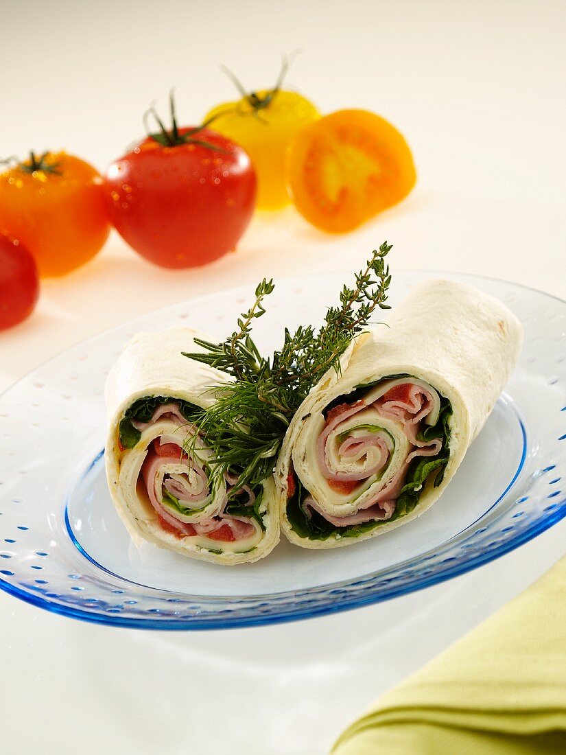 Wraps mit Schinken, Salatblättern und Tomaten und frische Kräuter
