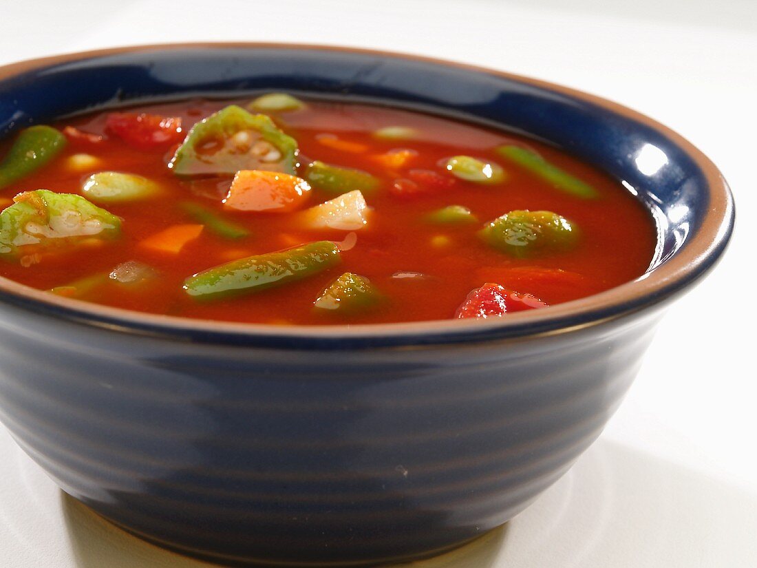 Tomatensuppe mit Okraschoten in blauer Schale